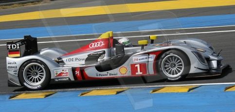 © Octane Photographic 2009. Le Mans 24hour 2009. Alan McNish - Audi R15 TDi. Tetre Rouge. Digital ref: LM09_004