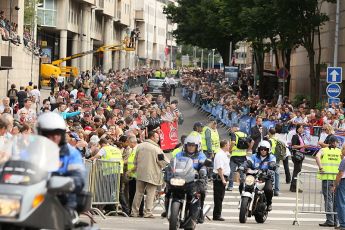 2010 Le Mans 24 Hour (24 Heures du Mans), 11th June 2010. Drivers' parade crowds. Digital ref : CB1D2240