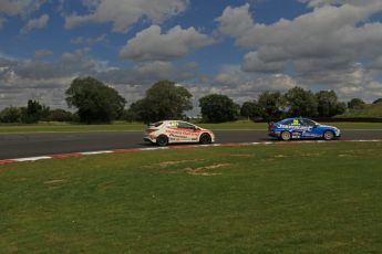 © Octane Photographic Ltd. 2011. British Touring Car Championship – Snetterton 300, Sunday 7th August 2011. Gordon Shedden - Honda Civic - Honda Racing Team & Alex MacDowell - Chevrolet Cruze - Silverline Chevrolet. Digital Ref : 0124LW7D0019b