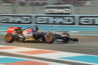 World © Octane Photographic Ltd. 2014 Formula 1 Abu Dhabi Grand Prix, F1 Qualifying, Saturday 22nd November 2014. Scuderia Toro Rosso STR9 – Jean-Eric Vergne. Digital Ref : 1166CB1D8290