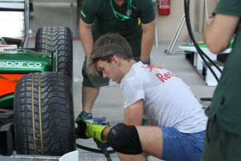 World © Octane Photographic Ltd. 2014 Formula 1 Abu Dhabi Grand Prix, GP2 setup, Thursday 20th November 2014. Pierre Gasly wheel change - EQ8 Caterham Racing. Digital Ref : 1156CB1D5076