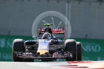World © Octane Photographic Ltd. Scuderia Toro Rosso STR10 – Carlos Sainz Jnr. Friday 27th November 2015, F1 Abu Dhabi Grand Prix, Practice 1, Yas Marina. Digital Ref: 1477LB1D6617
