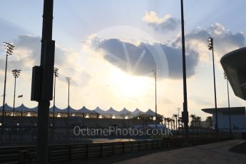 World © Octane Photographic Ltd. Sunset. Friday 27th November 2015, F1 Abu Dhabi Grand Prix, Practice 2, Yas Marina. Digital Ref: 1478CB7D1773