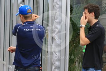 World © Octane Photographic Ltd. Sauber F1 Team C34-Ferrari – Marcus Ericsson and Lotus F1 Team Reserve Driver – Jolyon Palmer discussing Marcus' big slide yesterday. Sunday 27th September 2015, F1 Japanese Grand Prix, Setup, Suzuka. Digital Ref: 1448CB7D7885