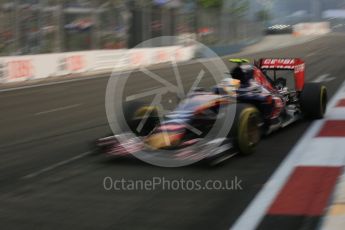 World © Octane Photographic Ltd. Scuderia Toro Rosso STR10 – Carlos Sainz Jnr. Saturday 19th September 2015, F1 Singapore Grand Prix Practice 3, Marina Bay. Digital Ref: 1433CB5D0686