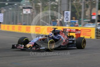 World © Octane Photographic Ltd. Scuderia Toro Rosso STR10 – Max Verstappen. Saturday 19th September 2015, F1 Singapore Grand Prix Practice 3, Marina Bay. Digital Ref: 1433CB7D1500