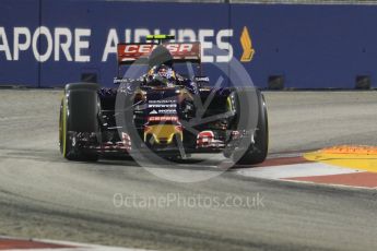 World © Octane Photographic Ltd. Scuderia Toro Rosso STR10 – Carlos Sainz Jnr. Saturday 19th September 2015, F1 Singapore Grand Prix Qualifying, Marina Bay. Digital Ref: 1434CB7D2023