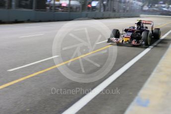 World © Octane Photographic Ltd. Scuderia Toro Rosso STR10 – Carlos Sainz Jnr. Saturday 19th September 2015, F1 Singapore Grand Prix Qualifying, Marina Bay. Digital Ref: 1434LB1D7779