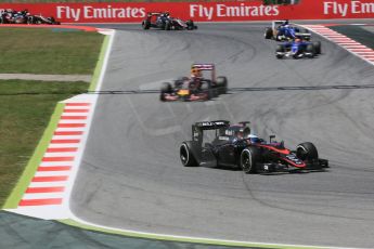 World © Octane Photographic Ltd. McLaren Honda MP4/30 – Fernando Alonso and Infiniti Red Bull Racing RB11 – Daniil Kvyat. Sunday 10th May 2015, F1 Spanish GP Formula 1 Race, Circuit de Barcelona-Catalunya, Spain. Digital Ref: 1265CB5D1996