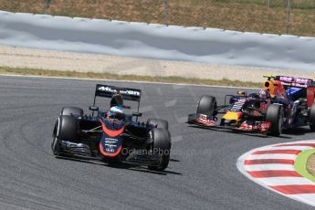 World © Octane Photographic Ltd. McLaren Honda MP4/30 – Fernando Alonso and Infiniti Red Bull Racing RB11 – Daniil Kvyat. Sunday 10th May 2015, F1 Spanish GP Formula 1 Race, Circuit de Barcelona-Catalunya, Spain. Digital Ref: 1265LB1D0497