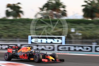 World © Octane Photographic Ltd. Red Bull Racing RB12 – Daniel Ricciardo. Saturday 26th November 2016, F1 Abu Dhabi GP - Qualifying, Yas Marina circuit, Abu Dhabi. Digital Ref :