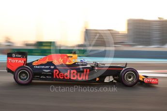 World © Octane Photographic Ltd. Red Bull Racing RB12 – Daniel Ricciardo. Saturday 26th November 2016, F1 Abu Dhabi GP - Qualifying, Yas Marina circuit, Abu Dhabi. Digital Ref :