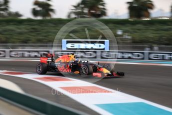 World © Octane Photographic Ltd. Red Bull Racing RB12 – Daniel Ricciardo. Saturday 26th November 2016, F1 Abu Dhabi GP - Qualifying, Yas Marina circuit, Abu Dhabi. Digital Ref :