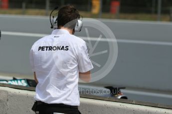 World © Octane Photographic Ltd. Mercedes AMG Petronas W07 Hybrid – Nico Rosberg and team technician. Tuesday 17th May 2016, F1 Spanish In-season testing, Circuit de Barcelona Catalunya, Spain. Digital Ref :1555CB1D3218