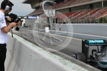 World © Octane Photographic Ltd. Mercedes AMG Petronas W07 Hybrid – Nico Rosberg and team technician. Tuesday 17th May 2016, F1 Spanish In-season testing, Circuit de Barcelona Catalunya, Spain. Digital Ref :1555CB1D3221