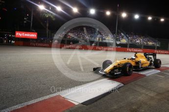 World © Octane Photographic Ltd. Renault Sport F1 Team RS16 - Kevin Magnussen. Saturday 17th September 2016, F1 Singapore GP Qualifying, Marina Bay Circuit, Singapore. Digital Ref :1721LB2D0706