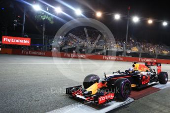 World © Octane Photographic Ltd. Red Bull Racing RB12 – Daniel Ricciardo. Saturday 17th September 2016, F1 Singapore GP Qualifying, Marina Bay Circuit, Singapore. Digital Ref :1721LB2D0762