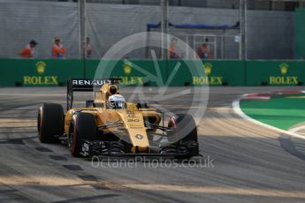 World © Octane Photographic Ltd. Renault Sport F1 Team RS16 - Kevin Magnussen. Friday 16th September 2016, F1 Singapore GP Practice 1, Marina Bay Circuit, Singapore. Digital Ref : 1716LB2D8547