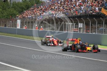 World © Octane Photographic Ltd. Red Bull Racing RB12 – Max Verstappen and Scuderia Ferrari SF16-H – Kimi Raikkonen. Sunday 15th May 2016, F1 Spanish GP Race, Circuit de Barcelona Catalunya, Spain. Digital Ref :