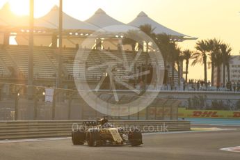 World © Octane Photographic Ltd. Formula 1 - Abu Dhabi Grand Prix - Friday - Practice 2. Nico Hulkenberg - Renault Sport F1 Team R.S.17. Yas Marina Circuit, Abu Dhabi. Friday 24th November 2017. Digital Ref: 2003CB1L6301