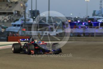 World © Octane Photographic Ltd. Formula 1 - Abu Dhabi Grand Prix - Friday - Practice 2. Brendon Hartley - Scuderia Toro Rosso STR12. Yas Marina Circuit, Abu Dhabi. Friday 24th November 2017. Digital Ref: 2003CB1L6725