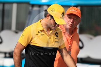 World © Octane Photographic Ltd. Formula 1 - Abu Dhabi Grand Prix - Friday Practice 1. Carlos Sainz - Renault Sport F1 Team R.S.17. Yas Marina Circuit, Abu Dhabi. Friday 24th November 2017. Digital Ref:1998CB1L5563