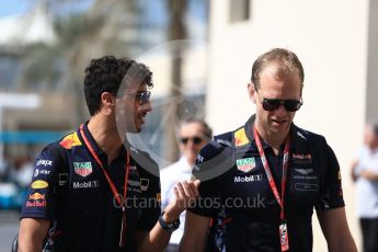 World © Octane Photographic Ltd. Formula 1 - Abu Dhabi Grand Prix - Friday Practice 1. Daniel Ricciardo and personal trainer Stu Smith - Red Bull Racing RB13. Yas Marina Circuit, Abu Dhabi. Friday 24th November 2017. Digital Ref:1998LB2D7963