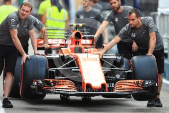 World © Octane Photographic Ltd. Formula 1 - Singapore Grand Prix - Pit Lane. McLaren Honda MCL32. Marina Bay Street Circuit, Singapore. Thursday 14th September 2017. Digital Ref: 1955LB1D6967