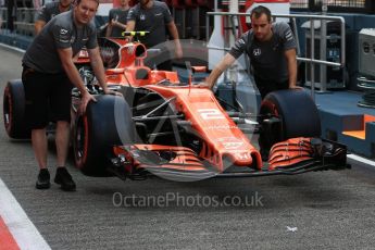 World © Octane Photographic Ltd. Formula 1 - Singapore Grand Prix - Pit Lane. McLaren Honda MCL32. Marina Bay Street Circuit, Singapore. Thursday 14th September 2017. Digital Ref: 1955LB2D0335