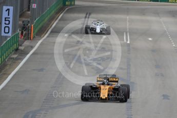 World © Octane Photographic Ltd. Formula 1 - Singapore Grand Prix - Practice 1. Nico Hulkenberg - Renault Sport F1 Team R.S.17 and Felipe Massa - Williams Martini Racing FW40. Marina Bay Street Circuit, Singapore. Friday 15th September 2017. Digital Ref: 1958LB1D8589