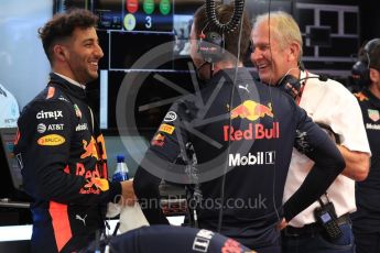 World © Octane Photographic Ltd. Formula 1 - Singapore Grand Prix - Practice 3. Daniel Ricciardo - Red Bull Racing RB13 and Helmut Marko - advisor to the Red Bull GmbH Formula One Teams and head of Red Bull's driver development program. Marina Bay Street Circuit, Singapore. Saturday 16th September 2017. Digital Ref:1962LB1D1283