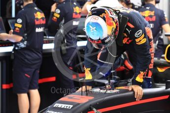 World © Octane Photographic Ltd. Formula 1 - Singapore Grand Prix - Practice 3. Daniel Ricciardo - Red Bull Racing RB13. Marina Bay Street Circuit, Singapore. Saturday 16th September 2017. Digital Ref:1962LB1D1319