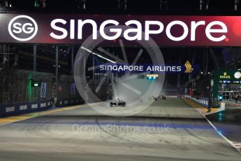 World © Octane Photographic Ltd. Formula 1 - Singapore Grand Prix - Race. Lewis Hamilton leads after the 1st lap - Mercedes AMG Petronas F1 W08 EQ Energy+. Marina Bay Street Circuit, Singapore. Sunday 17th September 2017. Digital Ref: