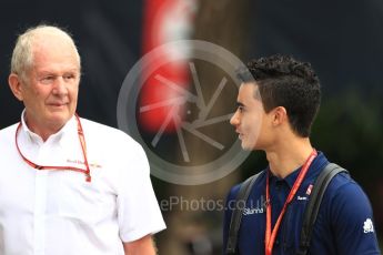 World © Octane Photographic Ltd. Formula 1 - Singapore Grand Prix - Paddock. Helmut Marko - advisor to the Red Bull GmbH Formula One Teams and head of Red Bull's driver development program and Pascal Wehrlein – Sauber F1 Team C36. Marina Bay Street Circuit, Singapore. Saturday 16th September 2017. Digital Ref:1961LB1D0973