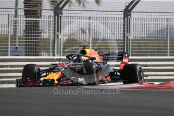 World © Octane Photographic Ltd. Formula 1 –  Abu Dhabi GP - Practice 1. Aston Martin Red Bull Racing TAG Heuer RB14 – Daniel Ricciardo. Yas Marina Circuit, Abu Dhabi. Friday 23rd November 2018.