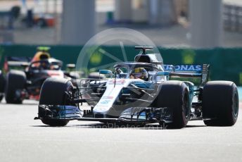 World © Octane Photographic Ltd. Formula 1 –  Abu Dhabi GP - Practice 3. Mercedes AMG Petronas Motorsport AMG F1 W09 EQ Power+ - Lewis Hamilton and Aston Martin Red Bull Racing TAG Heuer RB14 – Max Verstappen. Yas Marina Circuit, Abu Dhabi. Saturday 24th November 2018.