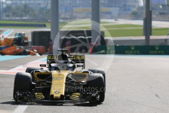 World © Octane Photographic Ltd. Formula 1 –  Abu Dhabi GP - Practice 3. Renault Sport F1 Team RS18 – Nico Hulkenberg and McLaren MCL33 – Stoffel Vandoorne. Yas Marina Circuit, Abu Dhabi. Saturday 24th November 2018.