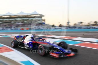 World © Octane Photographic Ltd. Formula 1 –  Abu Dhabi GP - Qualifying. Scuderia Toro Rosso STR13 – Brendon Hartley. Yas Marina Circuit, Abu Dhabi. Saturday 24th November 2018.