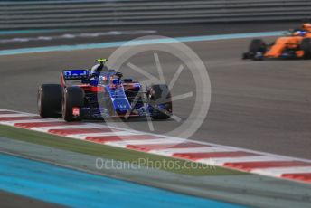 World © Octane Photographic Ltd. Formula 1 –  Abu Dhabi GP - Race. Scuderia Toro Rosso STR13 – Pierre Gasly and McLaren MCL33 – Fernando Alonso. Yas Marina Circuit, Abu Dhabi. Sunday 25th November 2018.