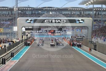 World © Octane Photographic Ltd. Formula 1 –  Abu Dhabi GP - Race. The mechanics clear the grid ahead of the formation lap. Yas Marina Circuit, Abu Dhabi. Sunday 25th November 2018.