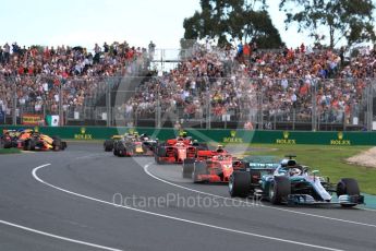 World © Octane Photographic Ltd. Formula 1 – Australian GP - Race. Mercedes AMG Petronas Motorsport AMG F1 W09 EQ Power+ - Lewis Hamilton leads the pack on the opening lap. Albert Park, Melbourne, Australia. Sunday 25th March 2018.