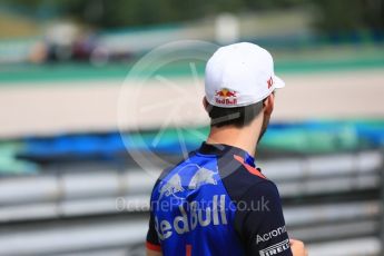 World © Octane Photographic Ltd. Formula 1 – Hungarian Post-Race Test - Day 2. Scuderia Toro Rosso STR13 – Brendon Hartley watched by Pierre Gasly. Hungaroring, Budapest, Hungary. Wednesday 1st August 2018.