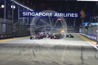 World © Octane Photographic Ltd. Formula 1 – Singapore GP – Race. Mercedes AMG Petronas Motorsport AMG F1 W09 EQ Power+ - Lewis Hamilton leads races start. Marina Bay Street Circuit, Singapore. Sunday 16th September 2018.