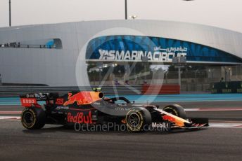 World © Octane Photographic Ltd. Formula 1 – Abu Dhabi GP - Qualifying. Aston Martin Red Bull Racing RB15 – Alexander Albon. Yas Marina Circuit, Abu Dhabi, UAE. Saturday 30th November 2019.