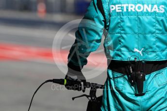 World © Octane Photographic Ltd. Formula 1 – Winter Testing - Test 2 - Day 2. Mercedes AMG Petronas Motorsport AMG F1 W10 EQ Power+ - Lewis Hamilton pit crew waiting for him. Circuit de Barcelona-Catalunya. Wednesday 27th February 2019.