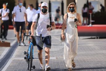 World © Octane Photographic Ltd. Formula 1 – Etihad F1 Grand Prix Abu Dhabi. Mercedes AMG Petronas F1 Team F1 W12 - Valtteri Bottas and girlfriend Tiffany Cromwell. Yas Marina Circuit, Abu Dhabi. Thursday 9th December 2021 Paddock.