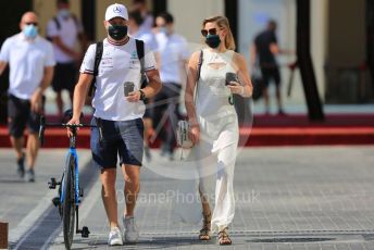 World © Octane Photographic Ltd. Formula 1 – Etihad F1 Grand Prix Abu Dhabi. Mercedes AMG Petronas F1 Team F1 W12 - Valtteri Bottas and girlfriend Tiffany Cromwell. Yas Marina Circuit, Abu Dhabi. Thursday 9th December 2021 Paddock.