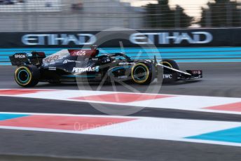 World © Octane Photographic Ltd. Formula 1 – Etihad F1 Grand Prix Abu Dhabi. Mercedes AMG Petronas F1 Team F1 W12 - Lewis Hamilton. Yas Marina Circuit, Abu Dhabi. Friday 10th December 2021 Practice 2.