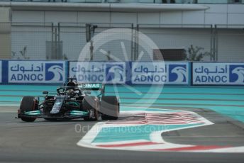 World © Octane Photographic Ltd. Formula 1 – Etihad F1 Grand Prix Abu Dhabi. Mercedes AMG Petronas F1 Team F1 W12 - Lewis Hamilton. Yas Marina Circuit, Abu Dhabi. Friday 10th December 2021 Practice 2.