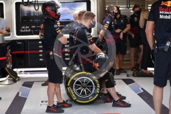 World © Octane Photographic Ltd. Formula 1 – Etihad F1 Grand Prix Abu Dhabi. Red Bull Racing Honda RB16B pit crew. Yas Marina Circuit, Abu Dhabi. Saturday 11th December 2021 Practice 3.